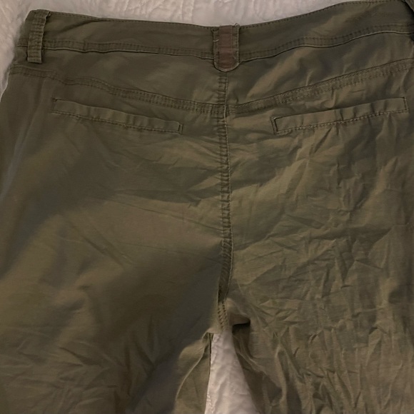 DKNY Active Camo Green Cargo Capris Pants Size 6 - Picture 6 of 7